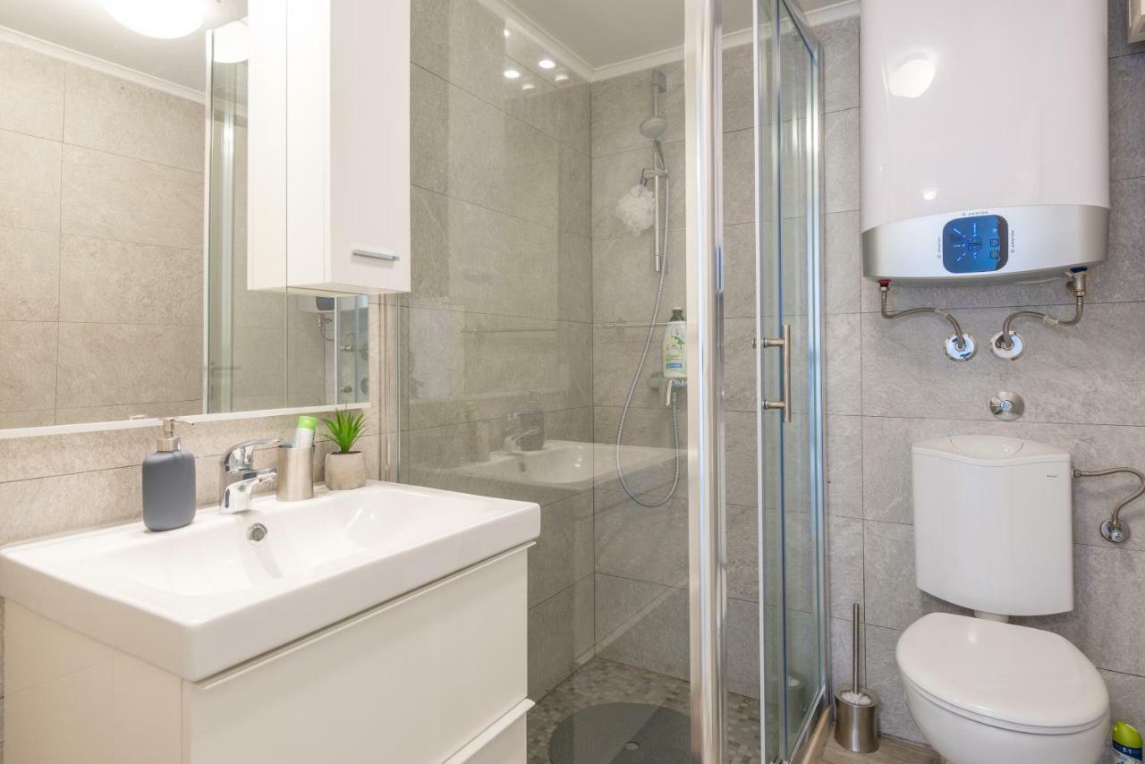 Apartment Brand New With Terrace & Parking *